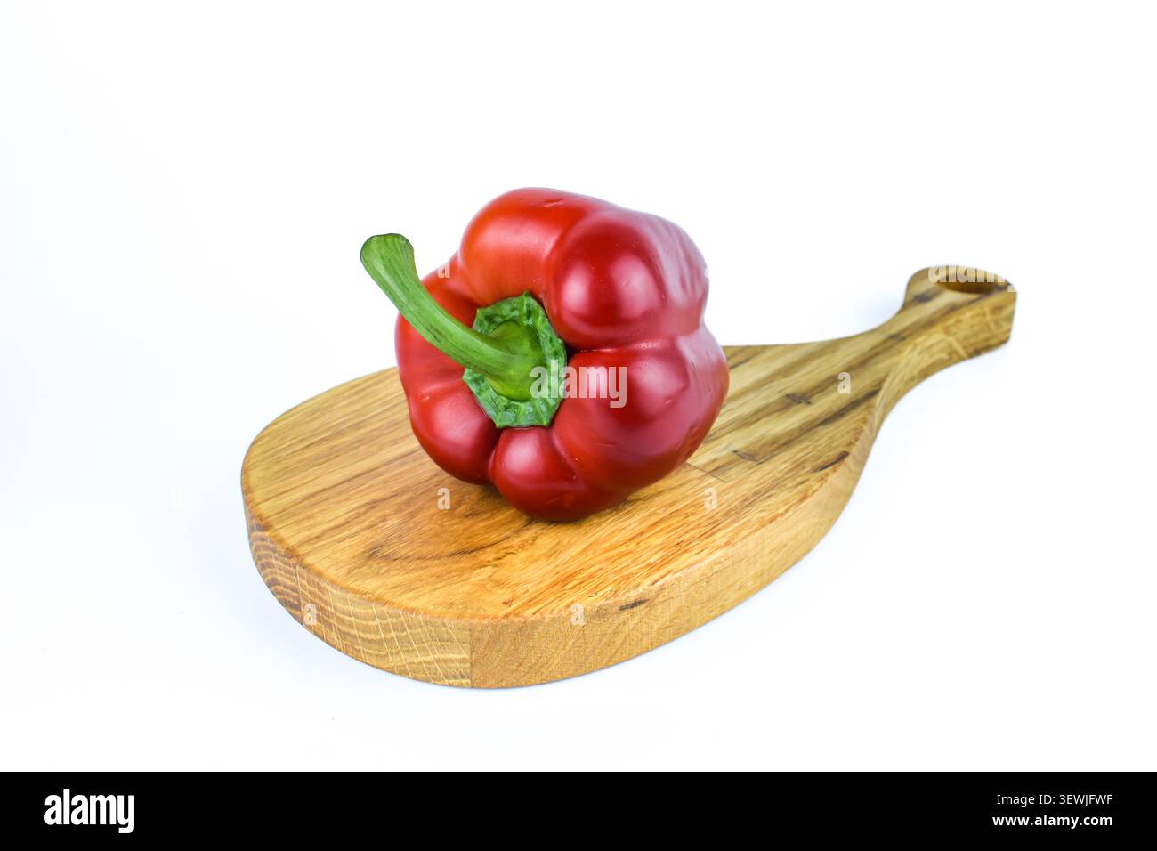 Piccolo peperoncino rosso su una mini tavola in legno Foto Stock