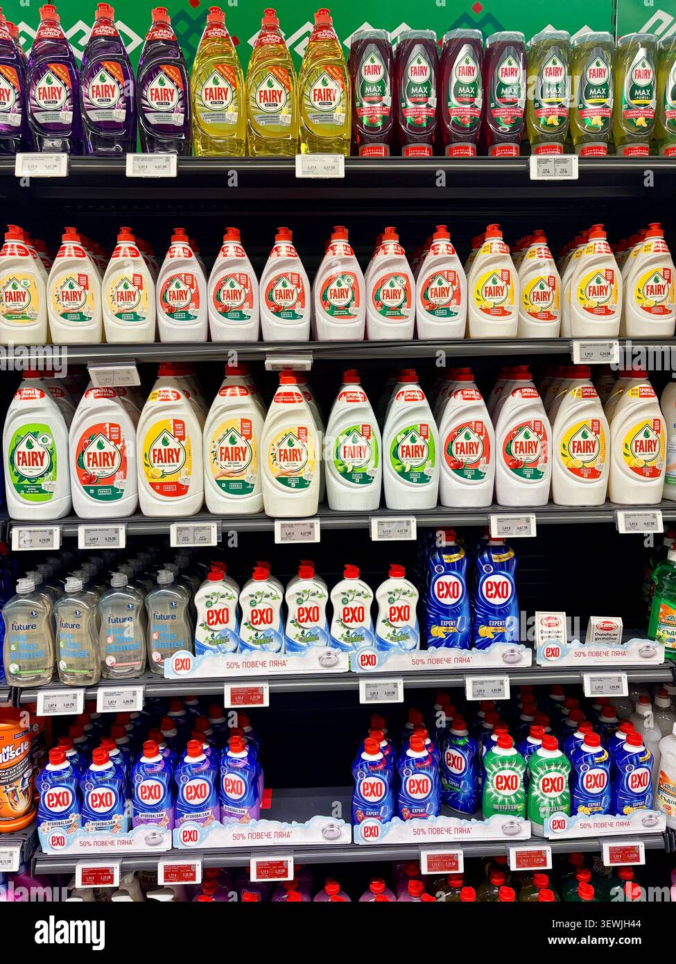 13.06.2026 scaffale del supermercato Bulgaria Varna riempito con bottiglie di liquido per lavastoviglie e sapone per piatti Foto Stock