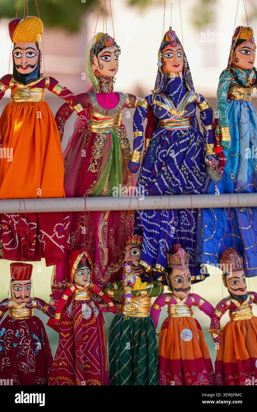 I tradizionali burattini Kathputli colorati esposti in vendita in un mercato di artigianato Foto Stock