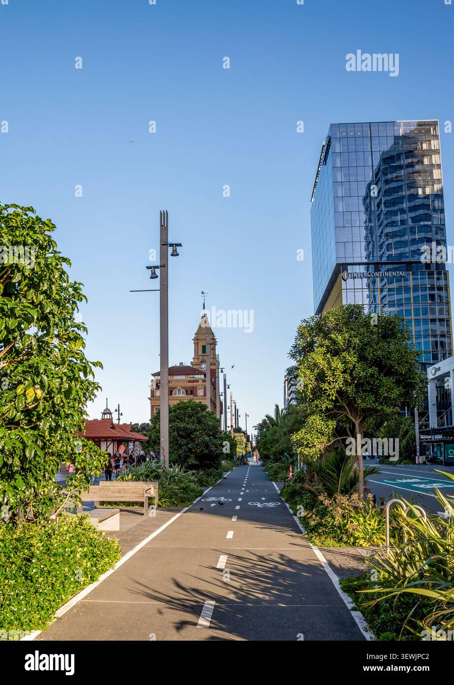 Percorso urbano lastricato con la storica torre dell'orologio ed edifici moderni, Auckland, nuova Zelanda, 1° gennaio 2024 Foto Stock