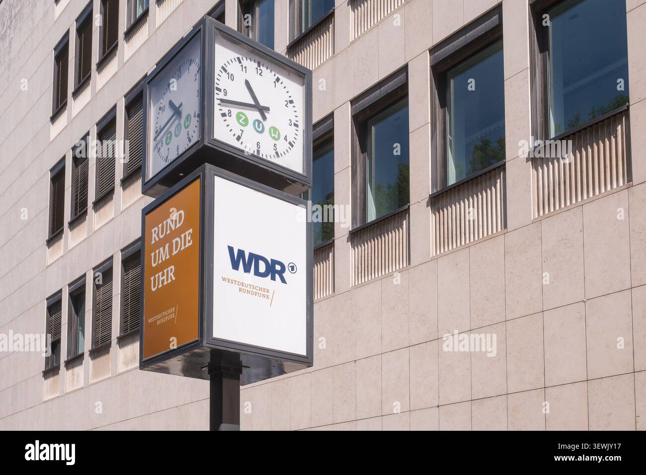 Il suggestivo orologio a forma di cubo del Westdeutscher Rundfunk (WDR) di fronte alla facciata del centro radiotelevisivo WDR a Wallrafplatz a Colonia. Foto Stock