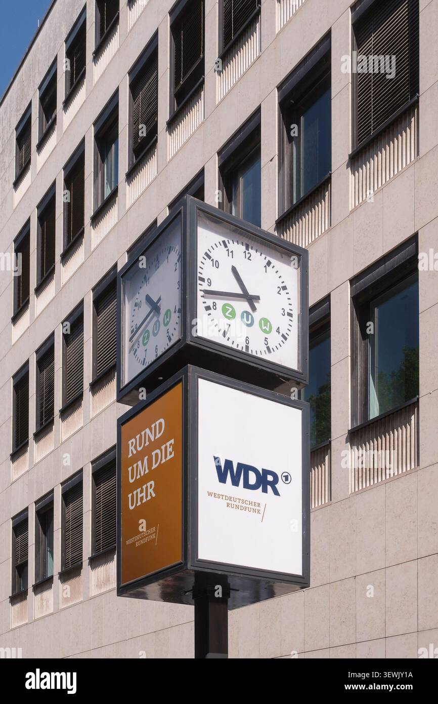 Il suggestivo orologio a forma di cubo del Westdeutscher Rundfunk (WDR) di fronte alla facciata del centro radiotelevisivo WDR a Wallrafplatz a Colonia. Foto Stock