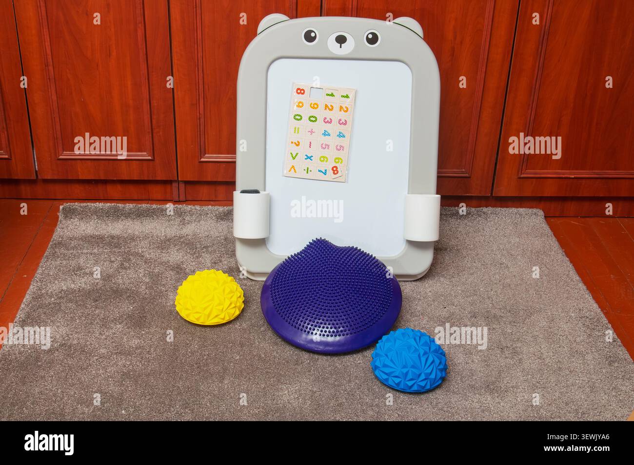 Giochi educativi per bambini inclusi una lavagna, dischi di equilibrio e palline sensoriali Foto Stock