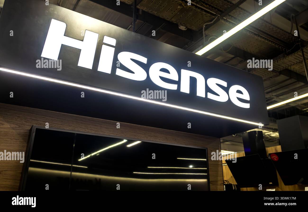 Samara, Russia - 28 marzo 2026: Logo del marchio Hisense. Hisense - progettista e produttore cinese di elettronica di consumo Foto Stock