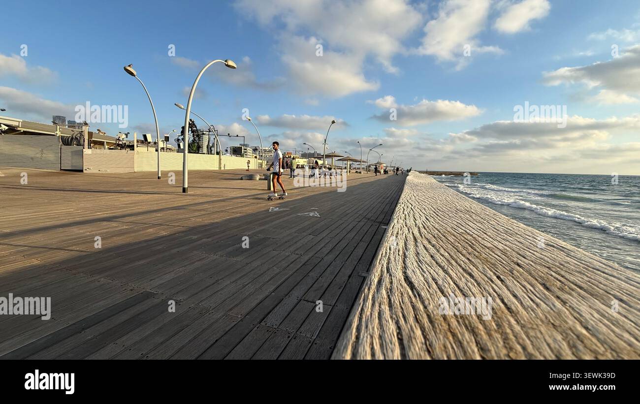 Una vista grandangolare e scenografica della famosa passeggiata in legno del porto di Tel Aviv (Namal Tel Aviv) in Israele, che corre lungo il Mar Mediterraneo - Immagine stock catturata con smartphone