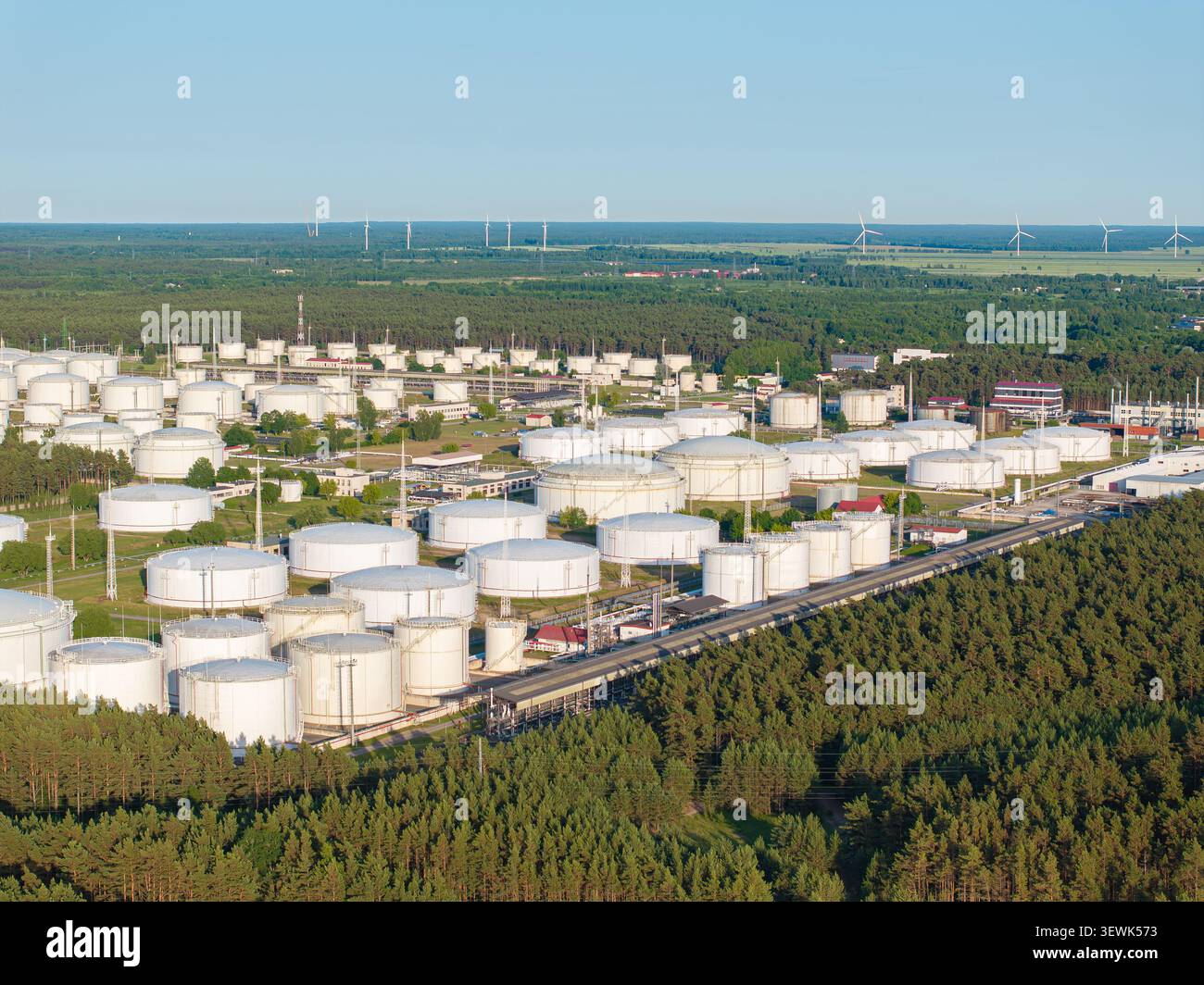 Vista aerea del terminal petrolifero Ventspils con serbatoi di stoccaggio del combustibile e infrastrutture industriali a Ventspils, Lettonia Foto Stock
