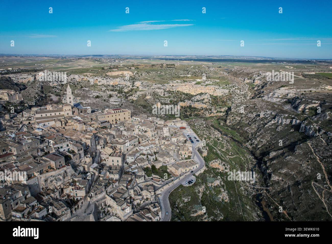 Un'ampia vista aerea cattura le antiche abitazioni rupestri dei Sassi di Matera, con i suoi edifici in pietra pallida e la Cattedrale di Matera, annidata in Foto Stock