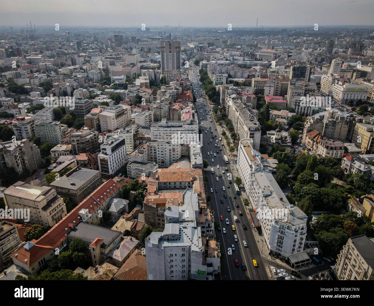 ROMANIA, BUCAREST - 18 agosto 2021: Una vista aerea mostra un paesaggio urbano denso con numerosi edifici, spazi verdi e una strada principale con vaiolo Foto Stock