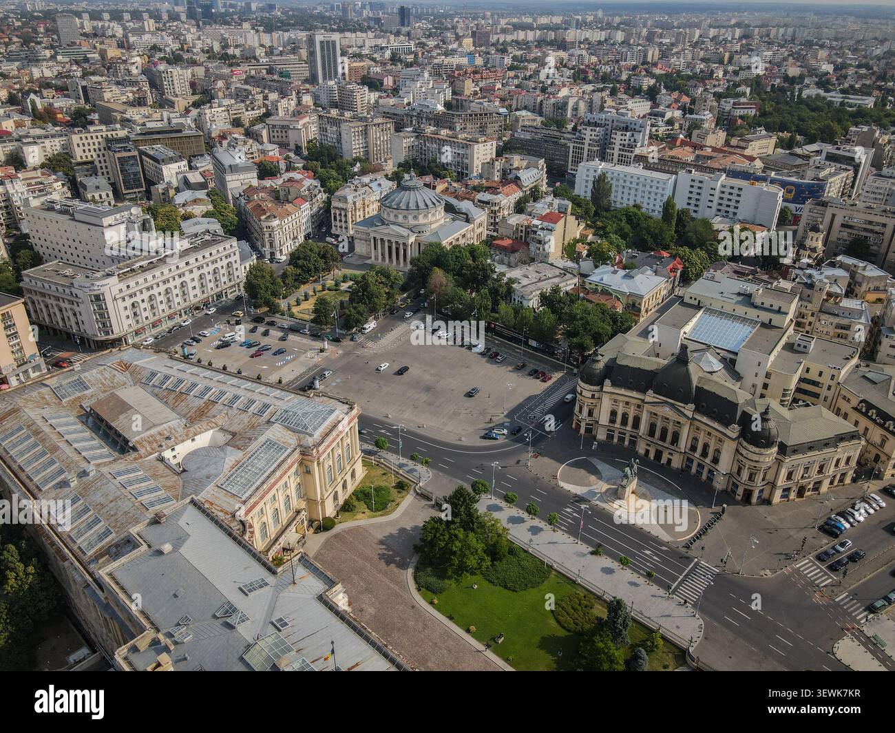 ROMANIA, BUCAREST - 18 agosto 2021: Questa immagine aerea mostra Piazza della Rivoluzione, l'Ateneo rumeno e il Museo Nazionale d'Arte della Romania, sur Foto Stock