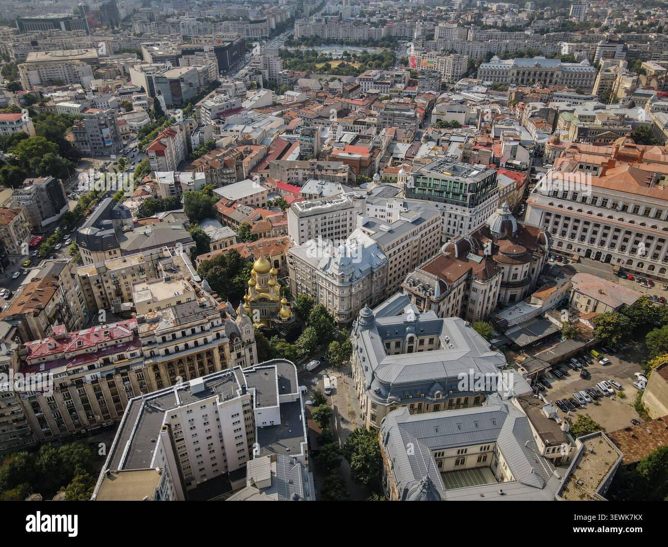 ROMANIA, BUCAREST - 18 agosto 2021: Una vista aerea mostra il paesaggio urbano di Bucarest, Romania, con numerosi edifici, strade e spazi verdi unde Foto Stock