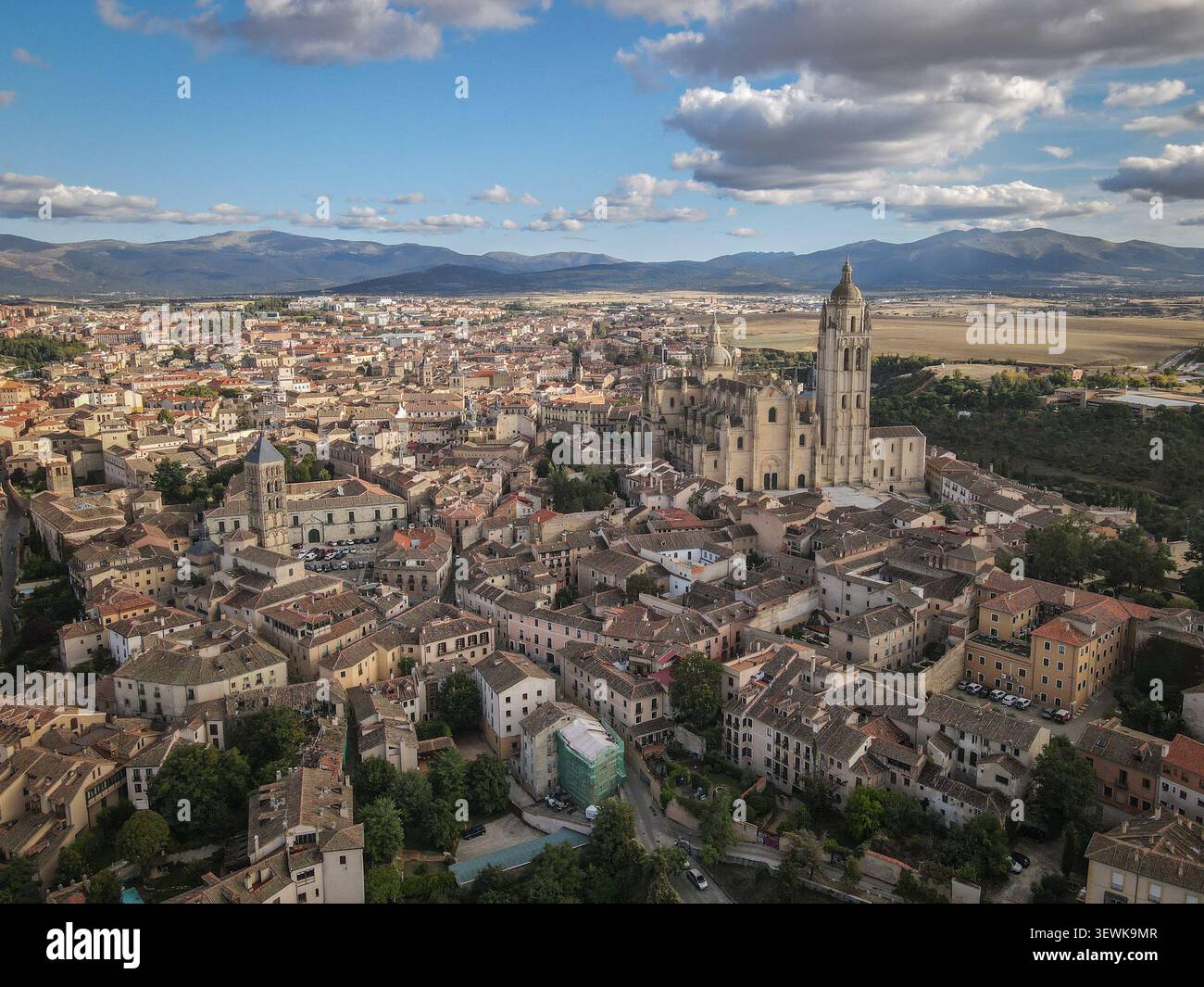 Una vista aerea grandangolare cattura la città di Segovia con i suoi edifici storici e la cattedrale di Segovia che domina lo skyline. Questa immagine è sui Foto Stock