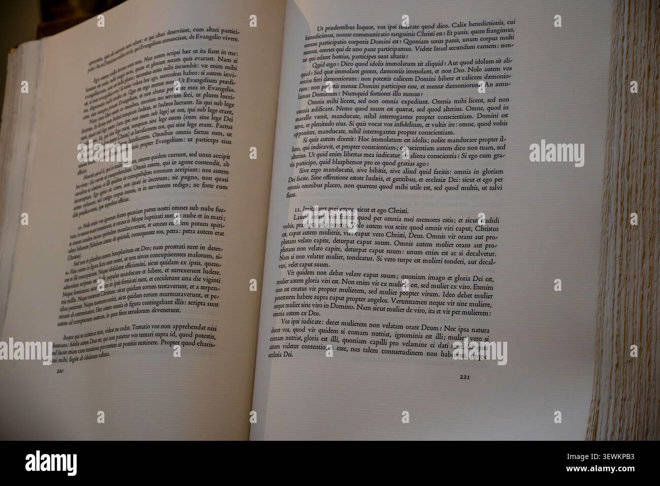 Nizza, Francia 15 aprile 2026 un libro aperto con testo latino, ideale per temi di teologia, storia, ricerca accademica e letteratura religiosa classica Foto Stock