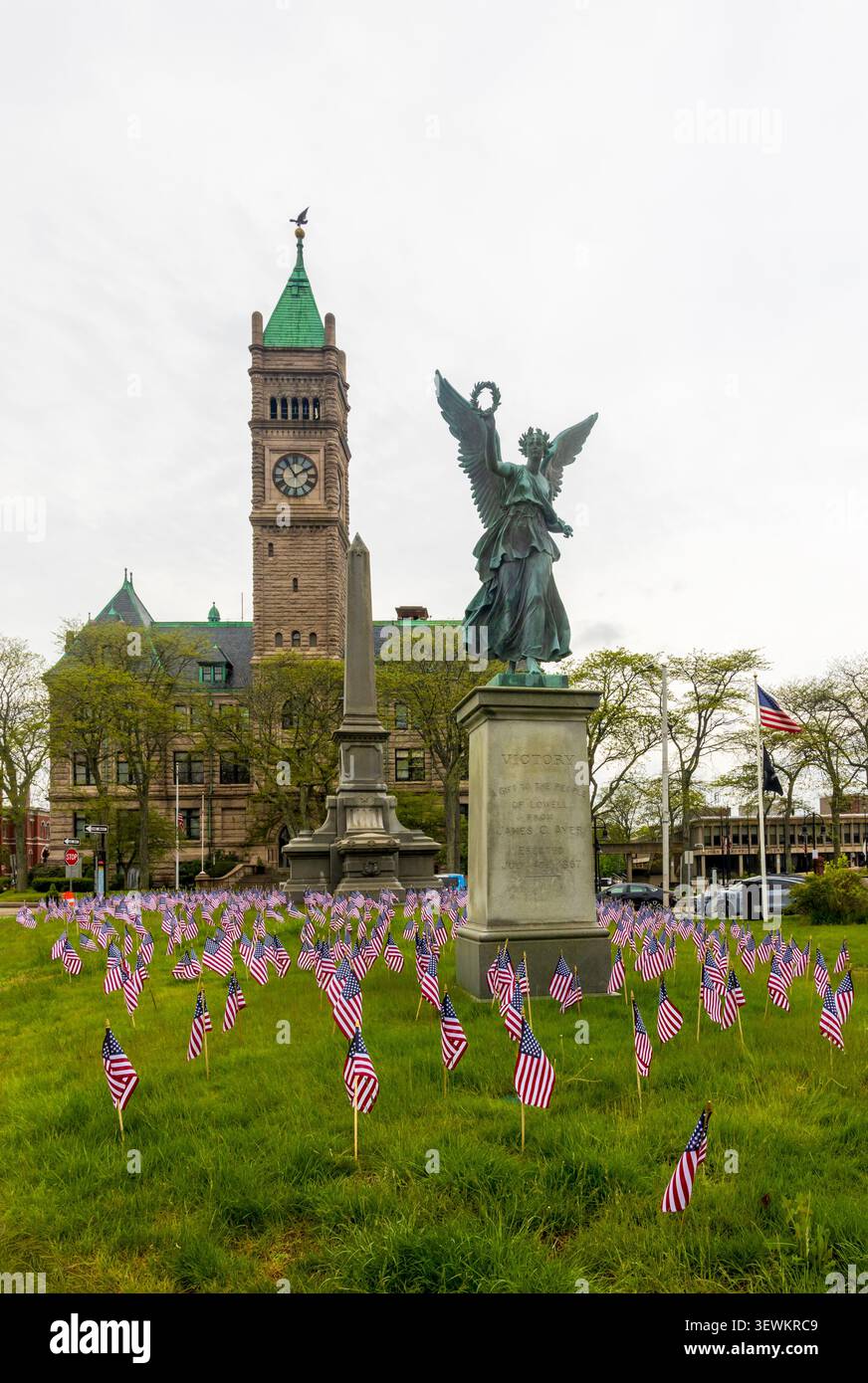 Lowell, Massachusetts - 13 maggio 2026: Municipio in stile romanico a Lowell, Massachusetts, con la statua del Monumento alla Vittoria davanti all'edificio Foto Stock