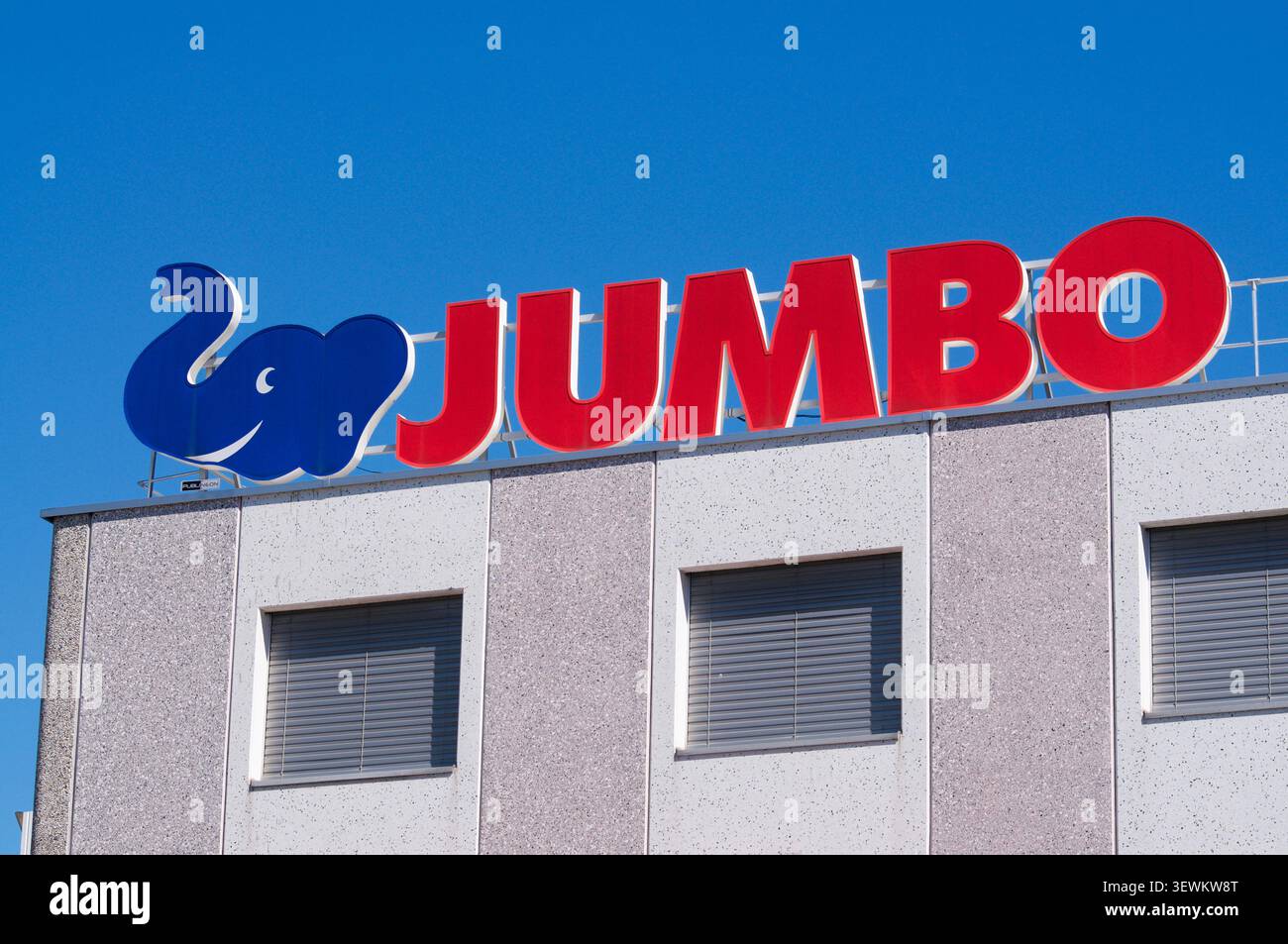 Mendrisio, Ticino, Svizzera - 3 giugno 2026: Vista ad angolo basso del cartello ufficiale del negozio Jumbo e del logo dell'elefante blu sul tetto del fai da te e duro Foto Stock