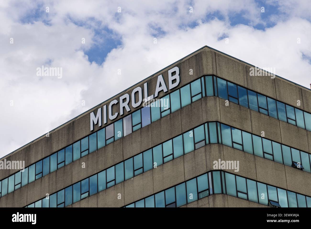 Eindhoven, Paesi Bassi, 13 giugno 2026. Vista ravvicinata della facciata in cemento e delle finestre in vetro dello spazio di co-working Microlab e dell'edificio per uffici in t Foto Stock