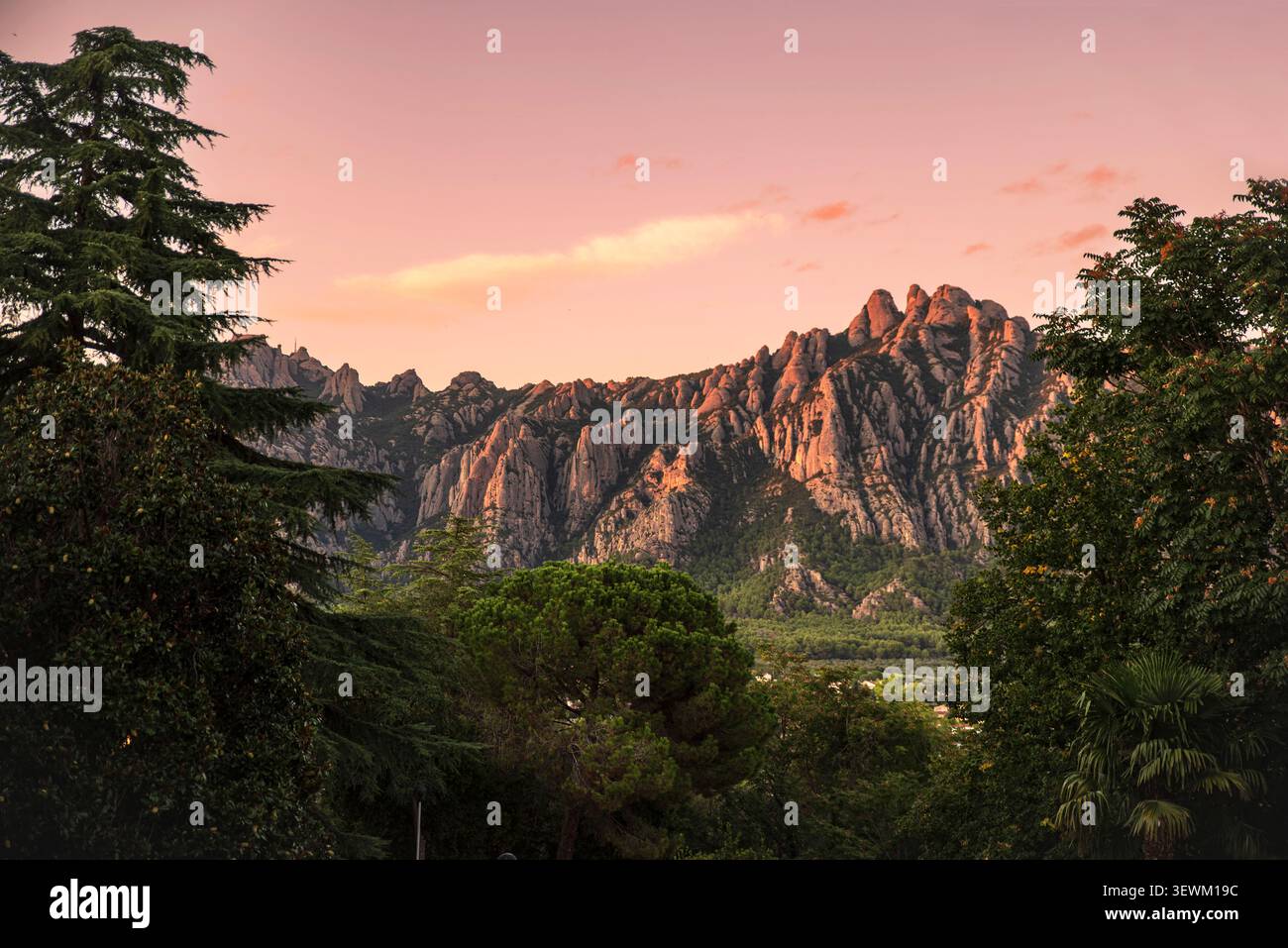 La città di Collbato ai piedi delle montagne nel Parco di Montserrat, Spagna Foto Stock