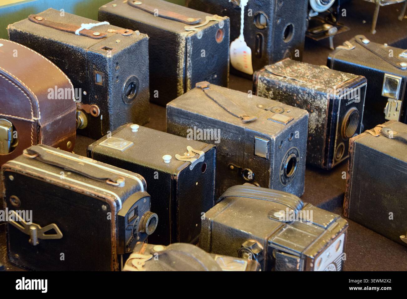 Box camera d'epoca in mostra sul bancone di un commerciante al Bottisham durante il weekend della Guerra degli anni '1940 Foto Stock