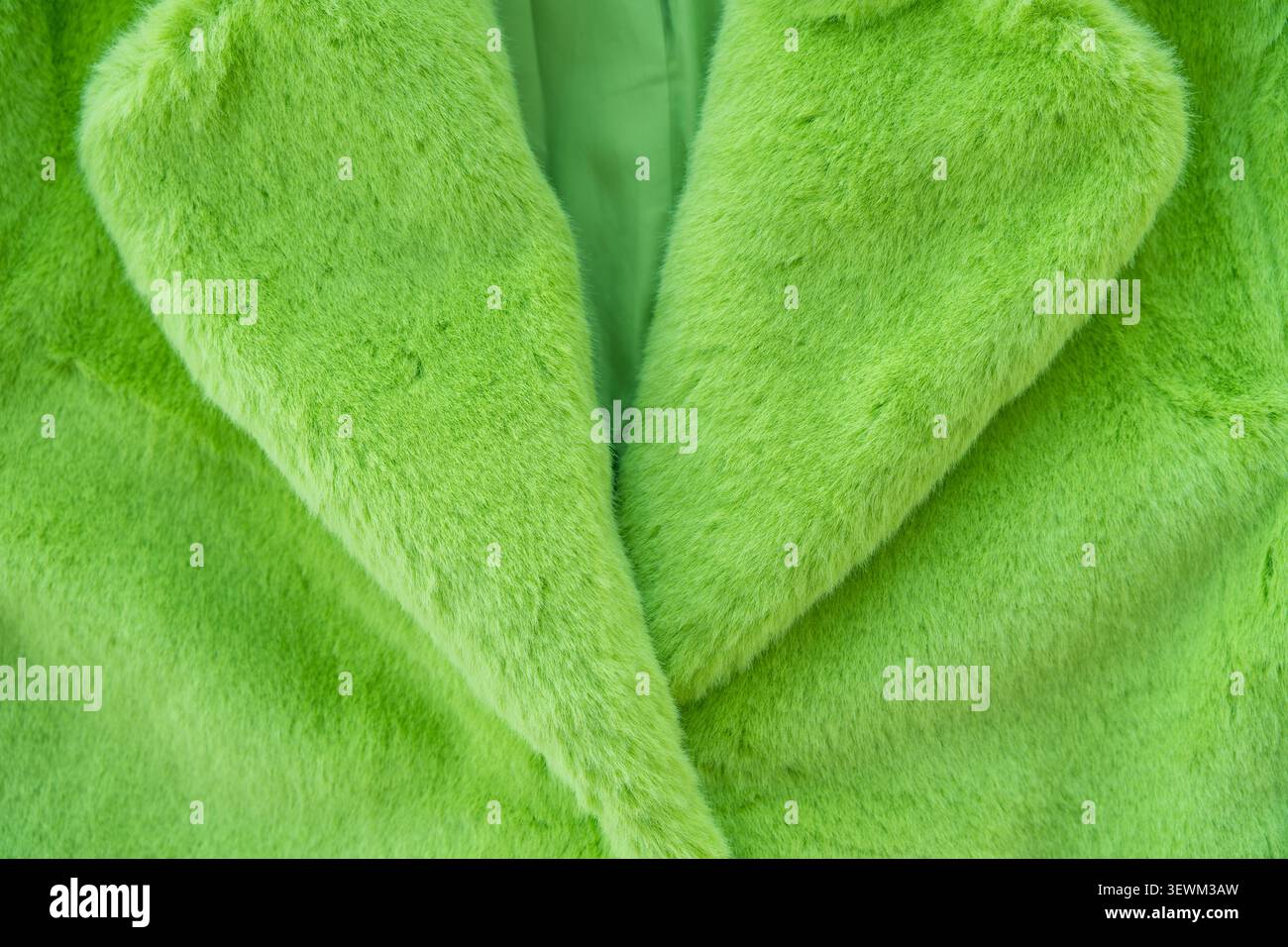 Primo piano di un rivestimento di pelliccia sintetica verde realizzato in poliestere riciclato Foto Stock