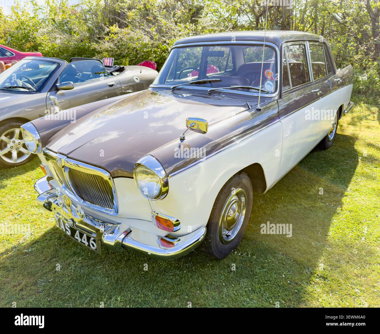 Classic 1961 Riley 4/sessantotto berlina in vernice marrone e bianca parcheggiata nel Regno Unito Foto Stock