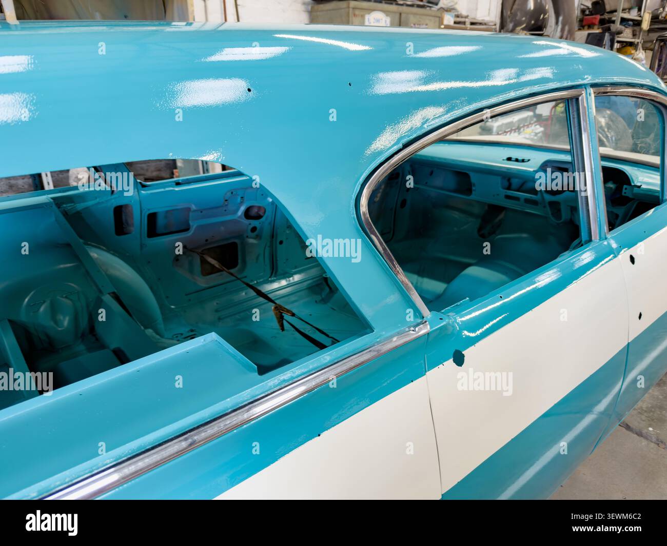 Carrozzeria Vauxhall Cresta classica verniciata di blu e bianco, in fase di restauro all'interno di un'officina Foto Stock