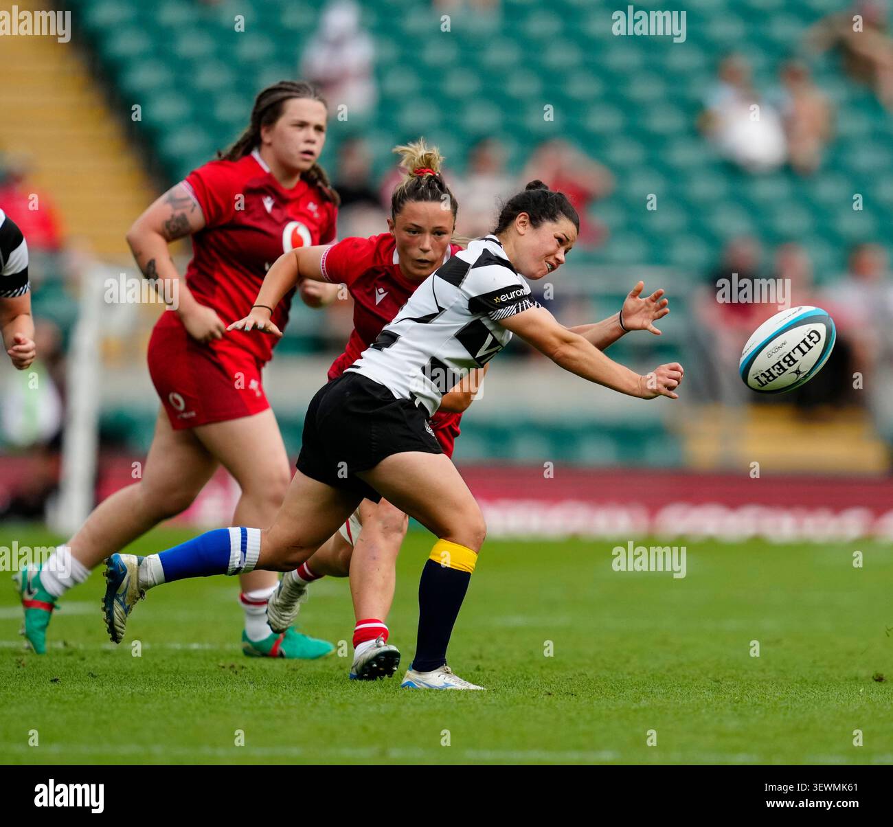 Londra, Regno Unito, 27 giugno 2026 Caity Mattinson of Babarians (R) durante il Barbarians Women vs. Wales Women Rugby Match al Allianz Stadium Twickenham Londra Regno Unito il 27 2026 giugno Graham Glendinning/GMP.Media/Alamy Live News Foto Stock
