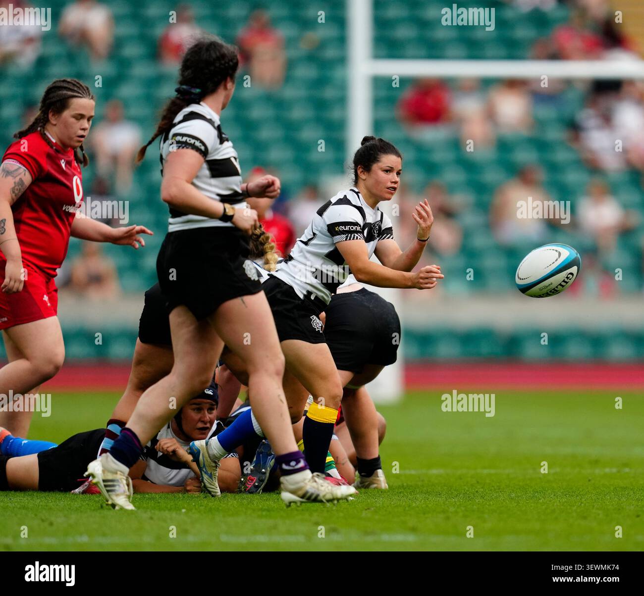 Londra, Regno Unito, 27 giugno 2026 Caity Mattinson of Babarians (R) durante il Barbarians Women vs. Wales Women Rugby Match al Allianz Stadium Twickenham Londra Regno Unito il 27 2026 giugno Graham Glendinning/GMP.Media/Alamy Live News Foto Stock