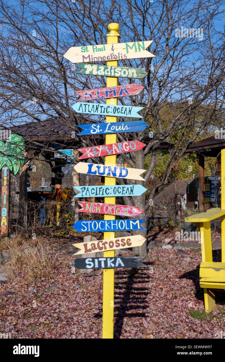 Pepin, Wisconsin. Cartello che indica la strada per le principali città e gli oceani. Foto Stock