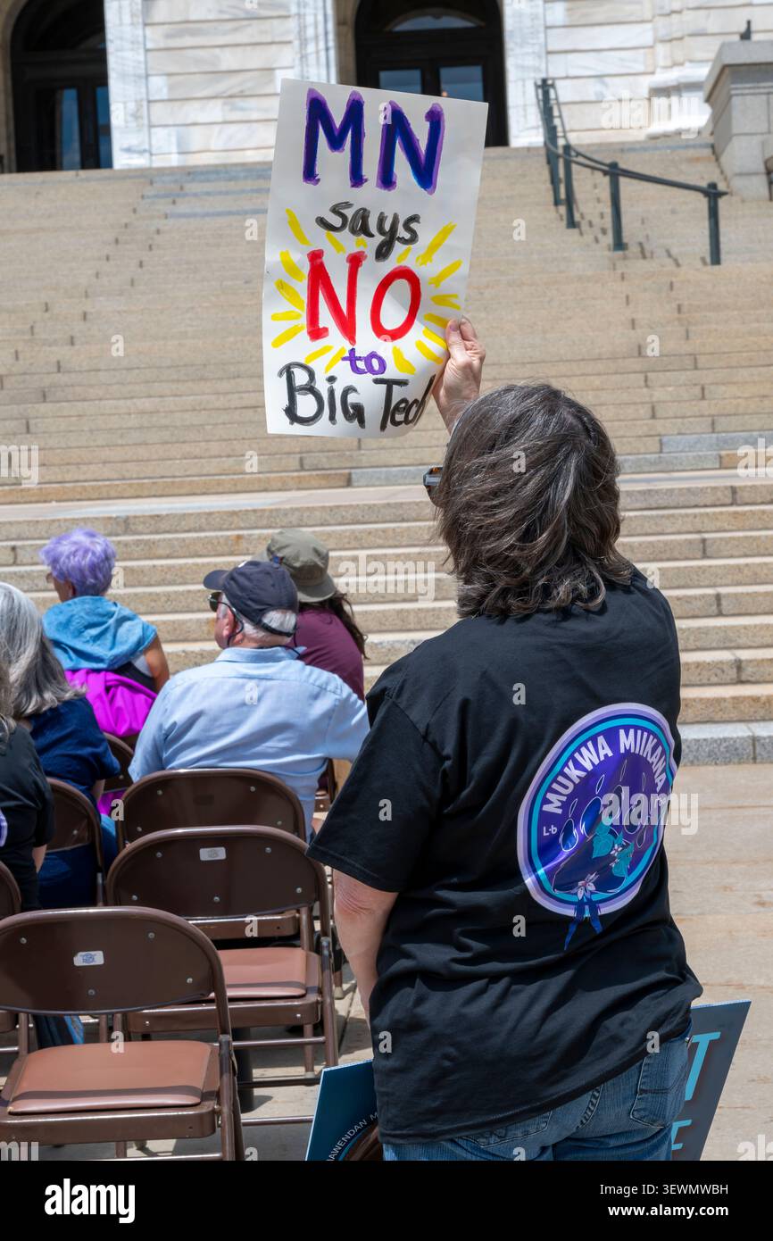 St. Paul, Minnesota. Mother Earth vs Big Tech Petition Rally al campidoglio. La petizione sostiene una moratoria di due anni sulla costruzione di h Foto Stock