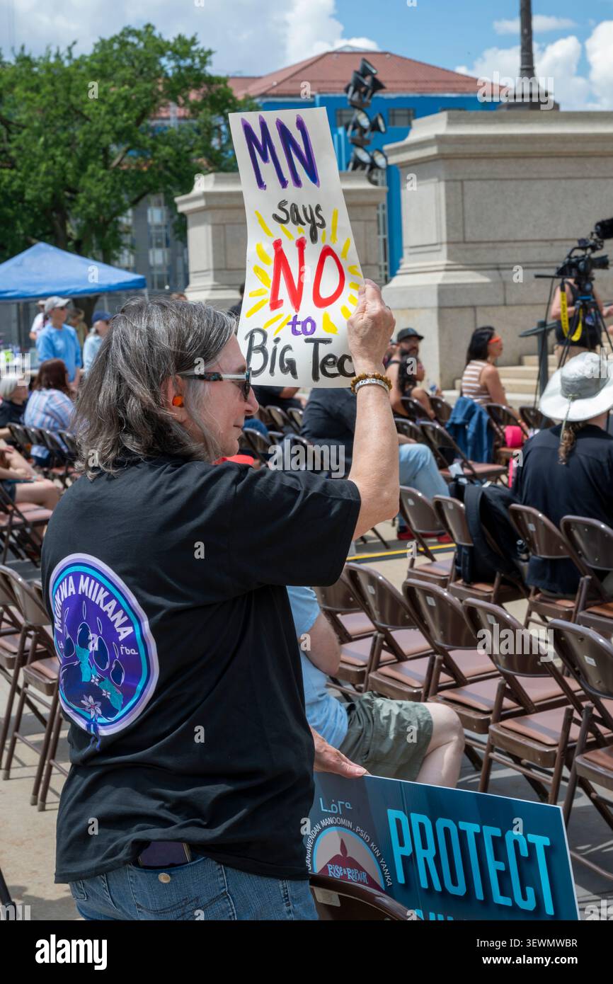 St. Paul, Minnesota. Mother Earth vs Big Tech Petition Rally al campidoglio. La petizione sostiene una moratoria di due anni sulla costruzione di h Foto Stock