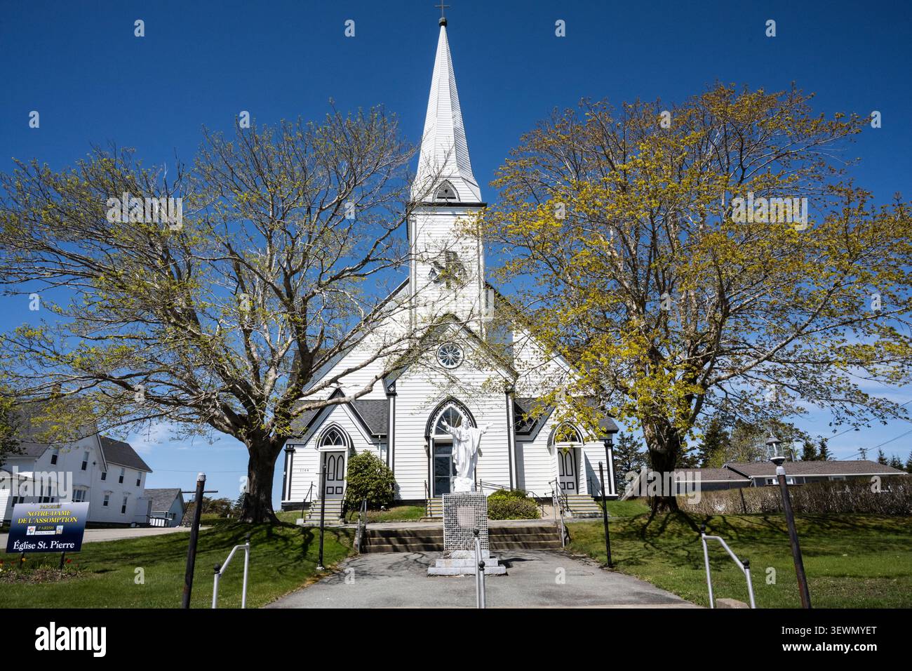 Église Saint-Pierre on NS 335 a West Pubnico, nuova Scozia, Canada Foto Stock