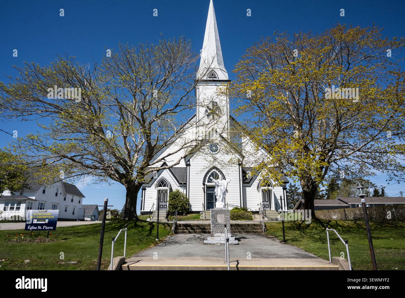 Église Saint-Pierre on NS 335 a West Pubnico, nuova Scozia, Canada Foto Stock