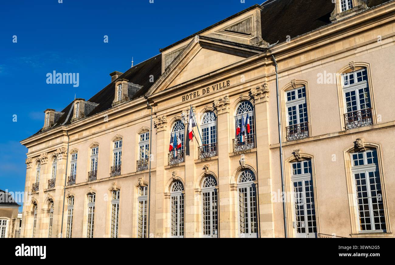 L'esterno del municipio di Toul in Francia presenta architettura classica e bandiere francesi contro un cielo blu. Foto Stock