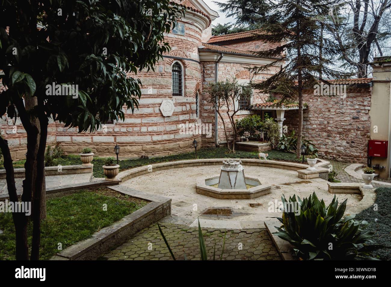 Cattedrale patriarcale di San Giorgio a Fener, Istanbul, Turchia Una tranquilla vista sul cortile della cattedrale di San Giorgio, il più importante museo greco Foto Stock