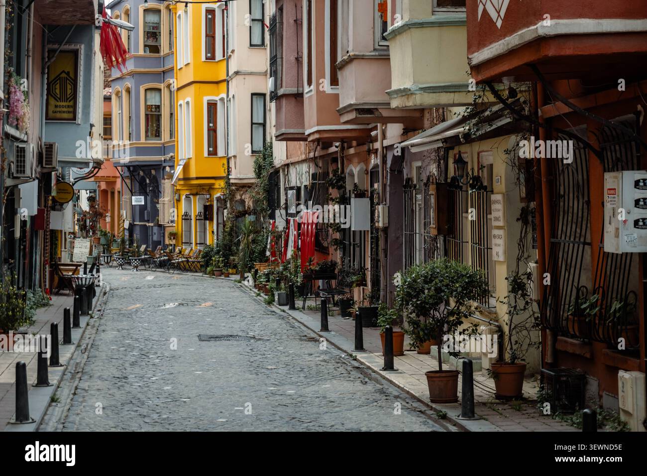 Autentica vita urbana nelle strade di Istanbul Una dinamica scena di strada a Istanbul con l'architettura tradizionale del centro storico della città Istan Foto Stock
