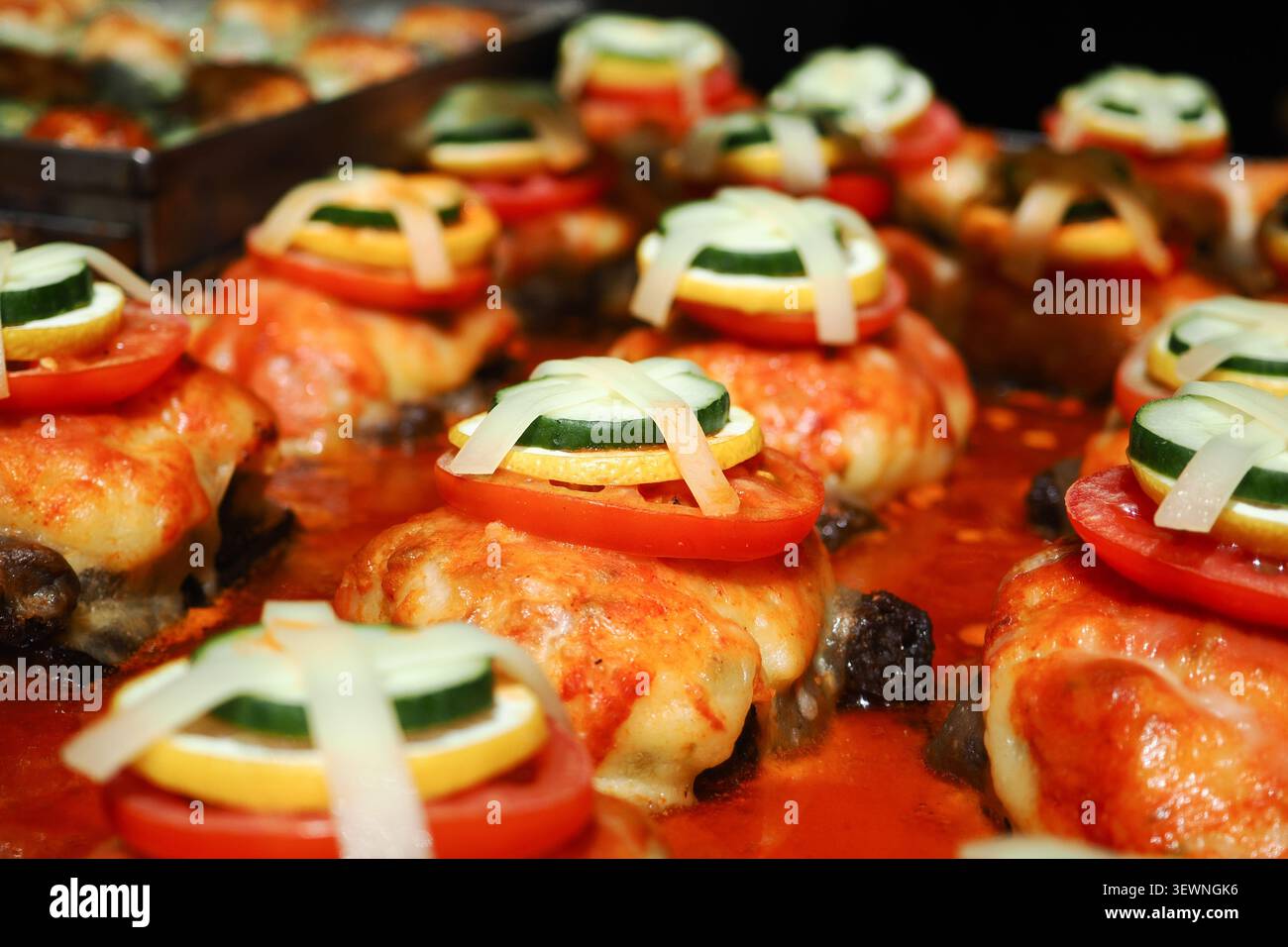 Le polpette turche sono ricoperte da un saporito strato di purè di patate e formaggio fuso. Foto Stock