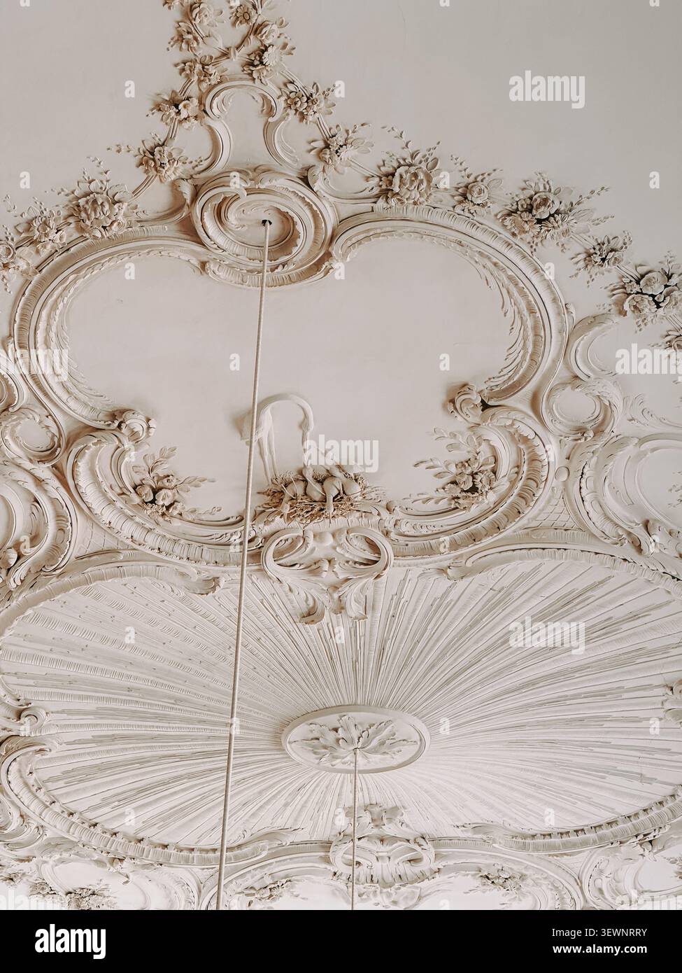 Rundale, Lettonia - 26 giugno 2026: Elegante soffitto rococò con intricati ornamenti floreali in stucco, rilievo decorativo in gesso e raffinata architettura Foto Stock