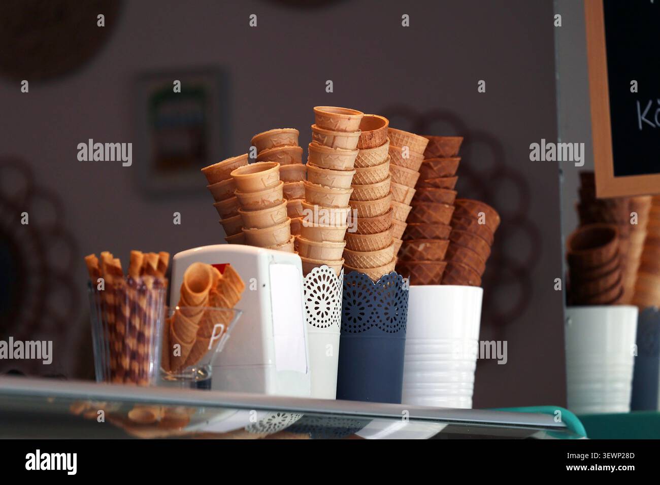 Coni e rotoli di gelato ai waffle esposti in una pasticceria a Budapest, Ungheria Foto Stock