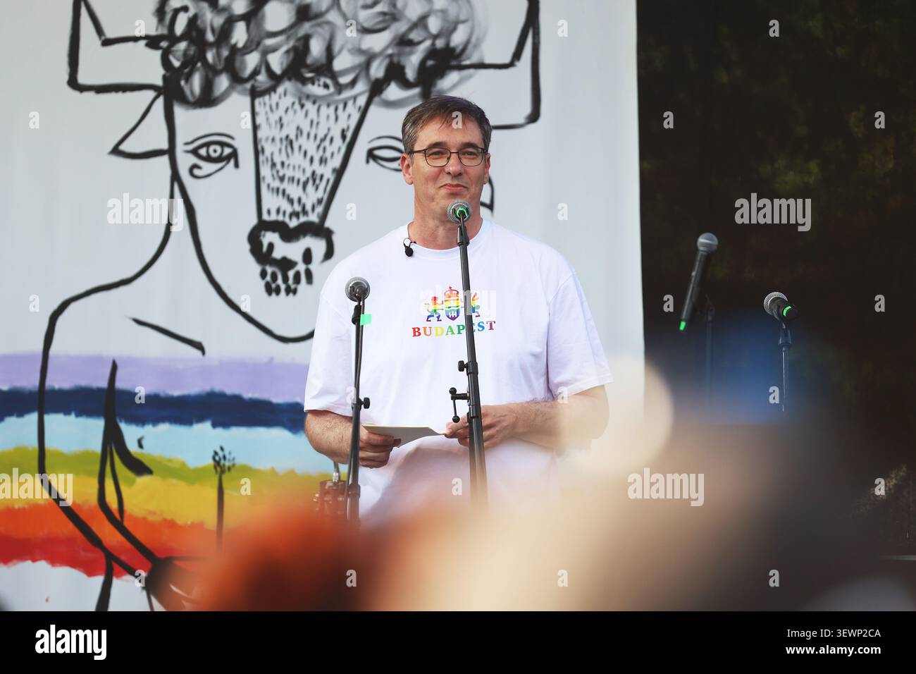 Gergely Karacsony, sindaco di Budapest, sta parlando sul palco del Budapest Pride 2026 a Budapest, Ungheria Foto Stock