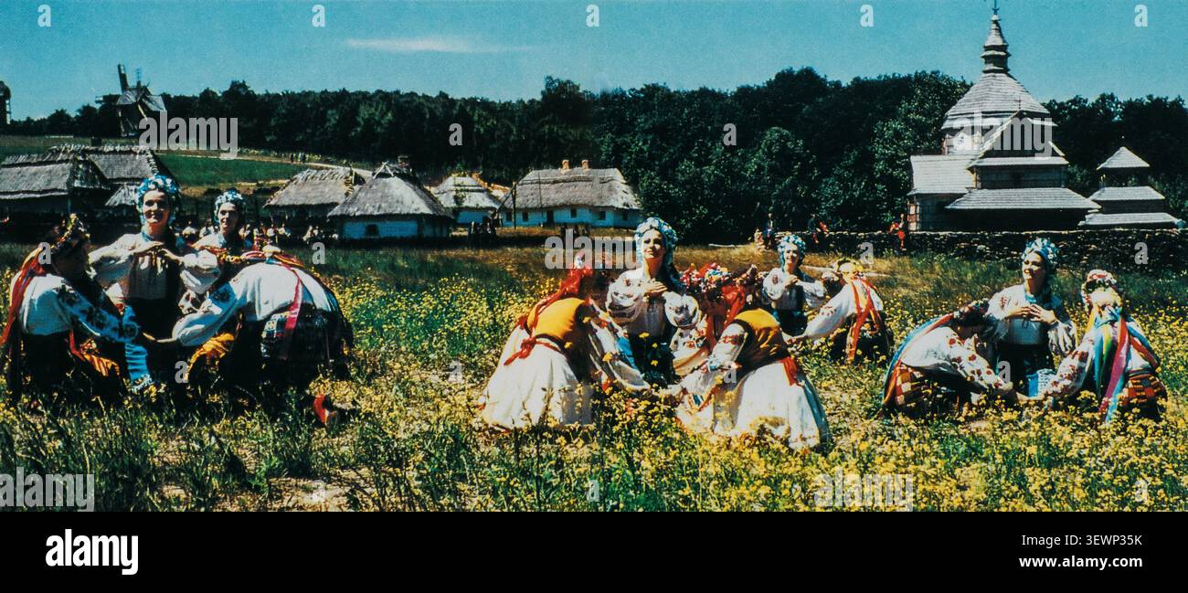 Esecuzione del coro popolare sovietico in costumi tradizionali, Mosca. Foto Stock
