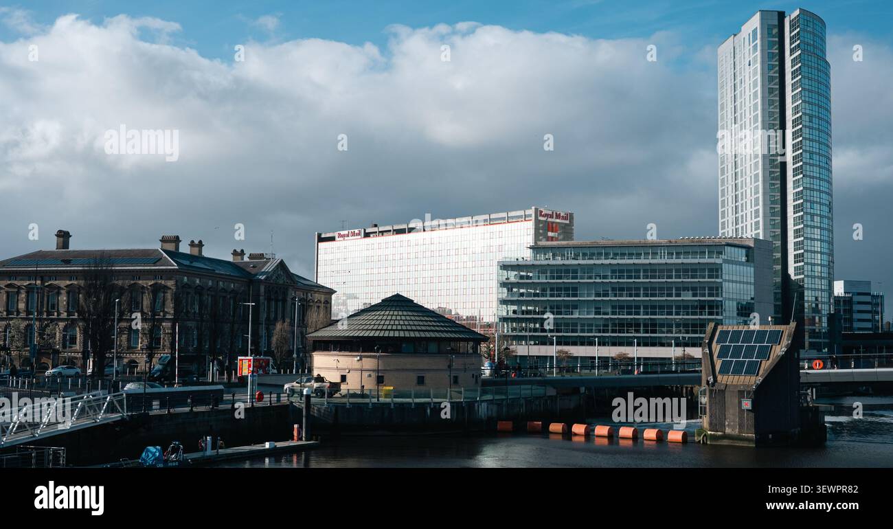 Skyline di Belfast dal Queen Elizabeth Bridge. Foto Stock