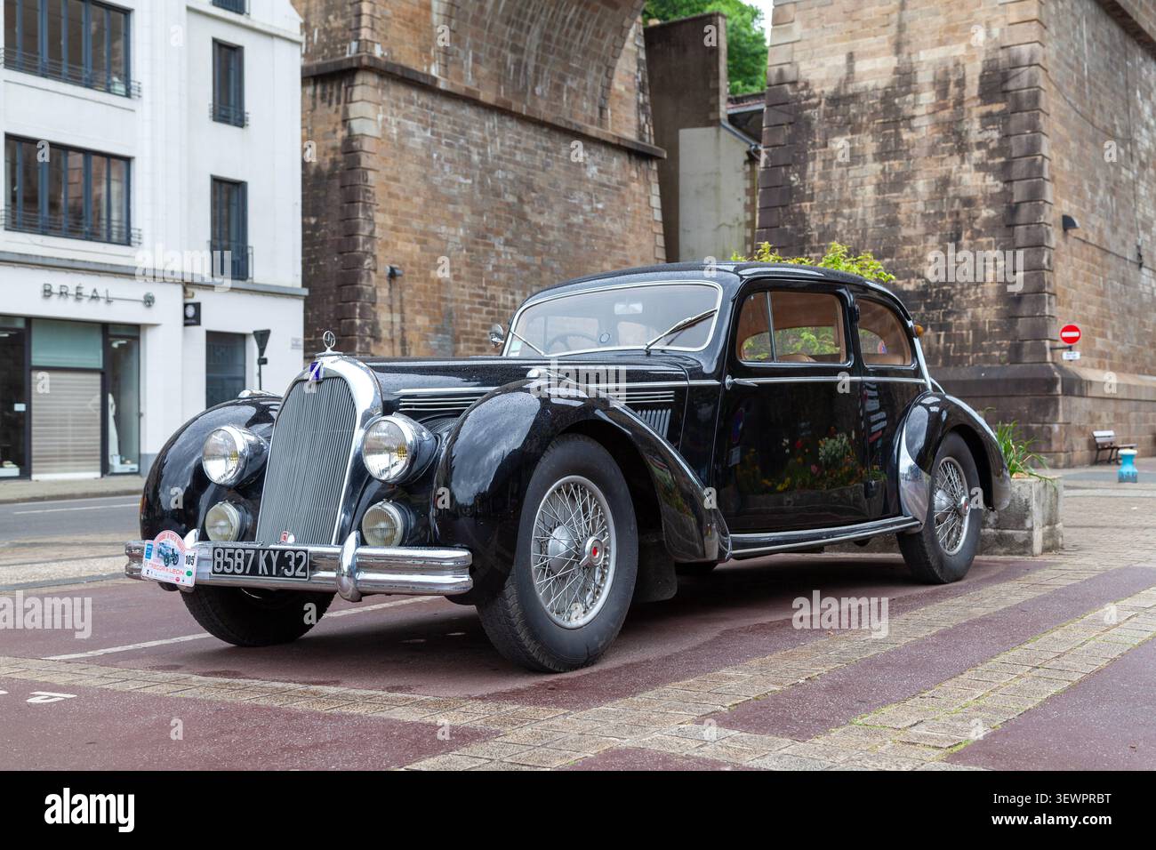Morlaix, Francia - 22 maggio 2022: La Talbot Lago record Type T26 è stata una grande vettura a sei cilindri lanciata dalla società francese Talbot nel 1946. Foto Stock