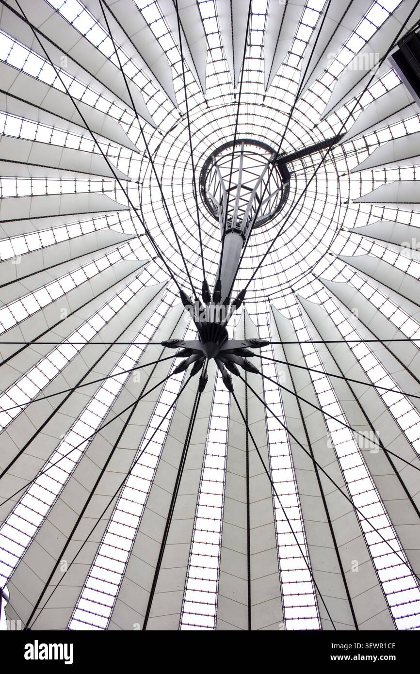 Guarda verso l'alto alla struttura sorprendente del tetto in tessuto a forma di tenda e all'architettura in acciaio dell'atrio del Sony Center a Berlino Foto Stock