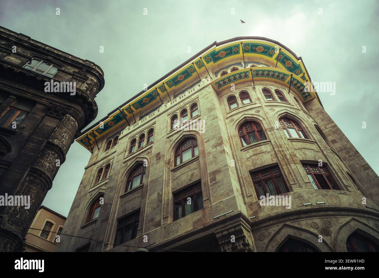 Vista ad angolo basso degli edifici storici con dettagli architettonici orientali ornati a Istanbul, Turchia Foto Stock