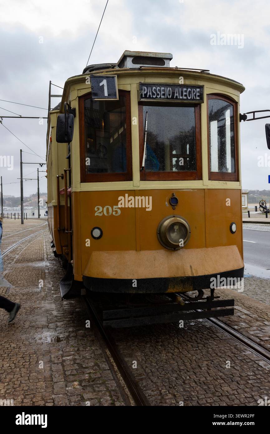 Vista frontale di un tram in legno vintage storico a Porto, Portogallo Foto Stock