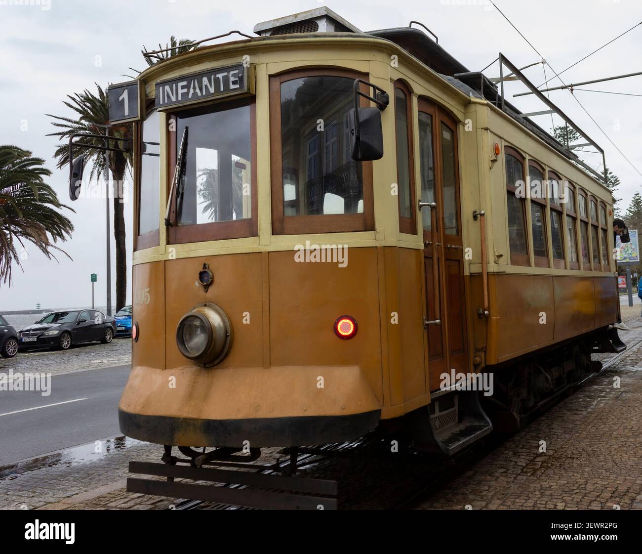 Vista frontale di un tram in legno vintage storico a Porto, Portogallo Foto Stock