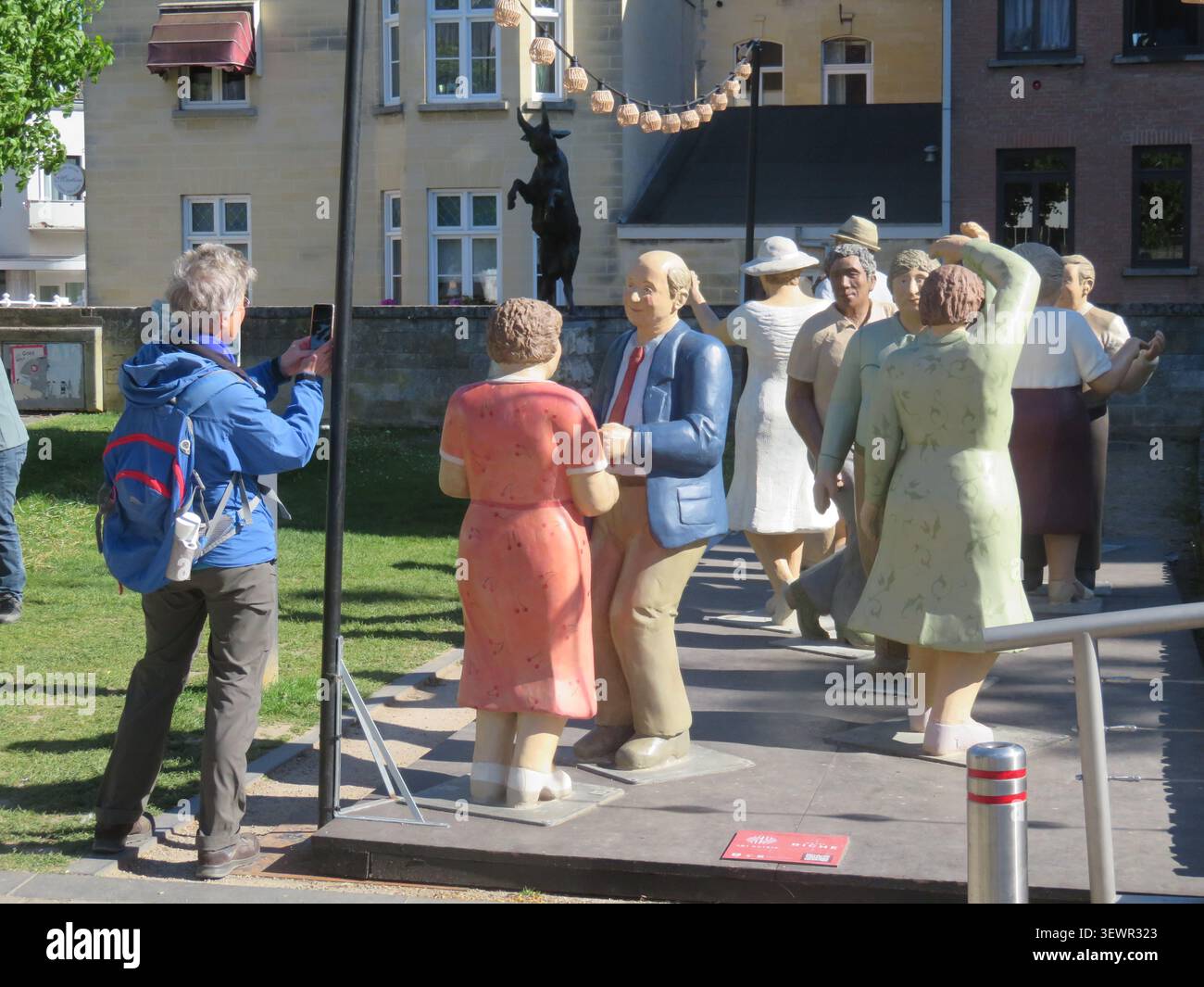 Paesi Bassi, Valkenburg - gli "Alltagsmenschen" o "persone di tutti i giorni" sono sculture in cemento a grandezza naturale di persone in situazioni quotidiane, create da germi Foto Stock