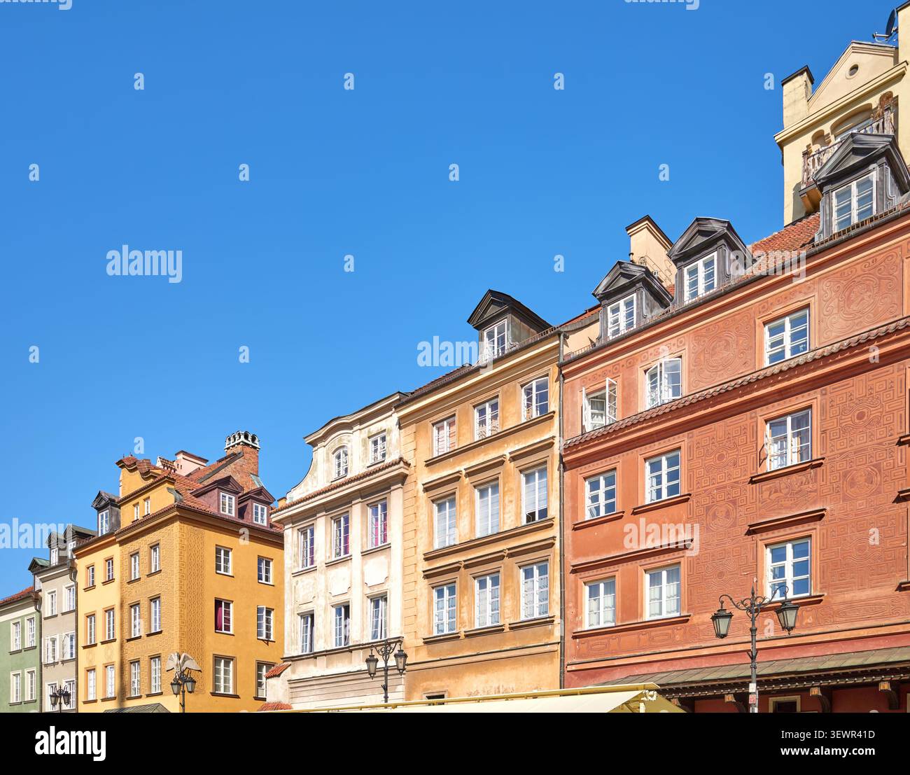 Vista sulla strada degli edifici della città vecchia di Varsavia, Polonia. Foto Stock
