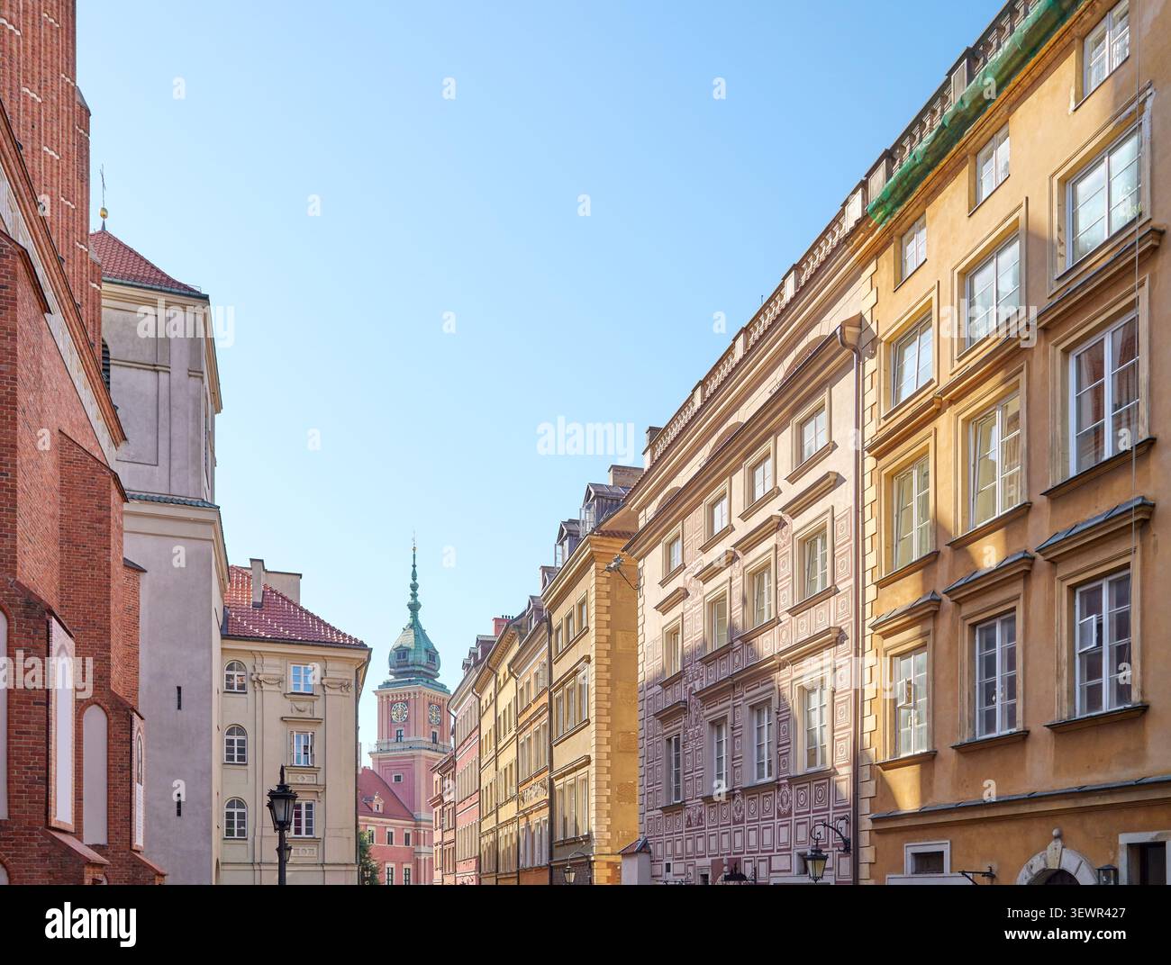 Vista sulla strada degli edifici della città vecchia di Varsavia, Polonia. Foto Stock