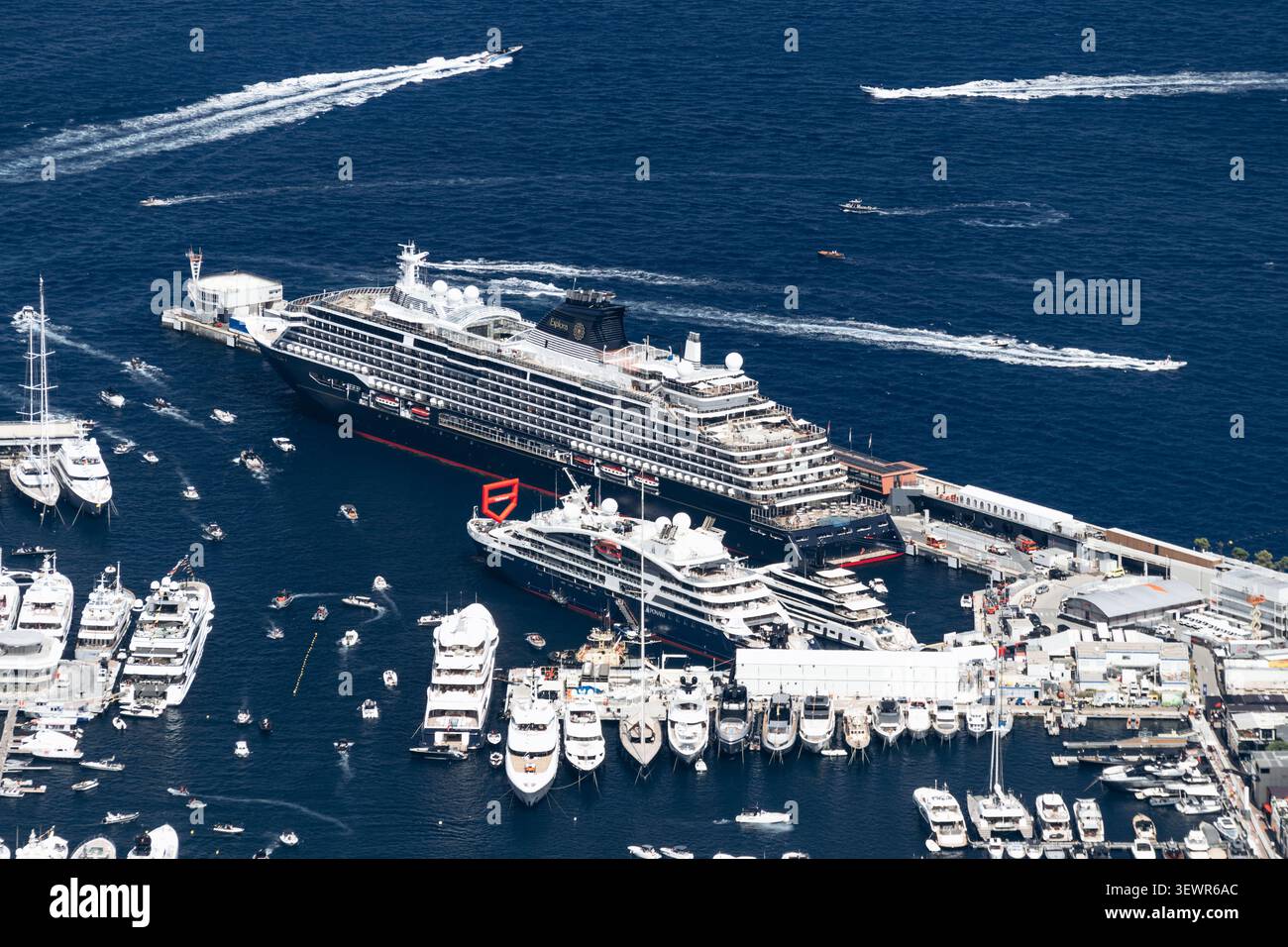 La nave da crociera Explora i attraccò a Port Hercules nel Principato di Monaco durante il Gran Premio di Monaco visto da Tete de Chien Foto Stock