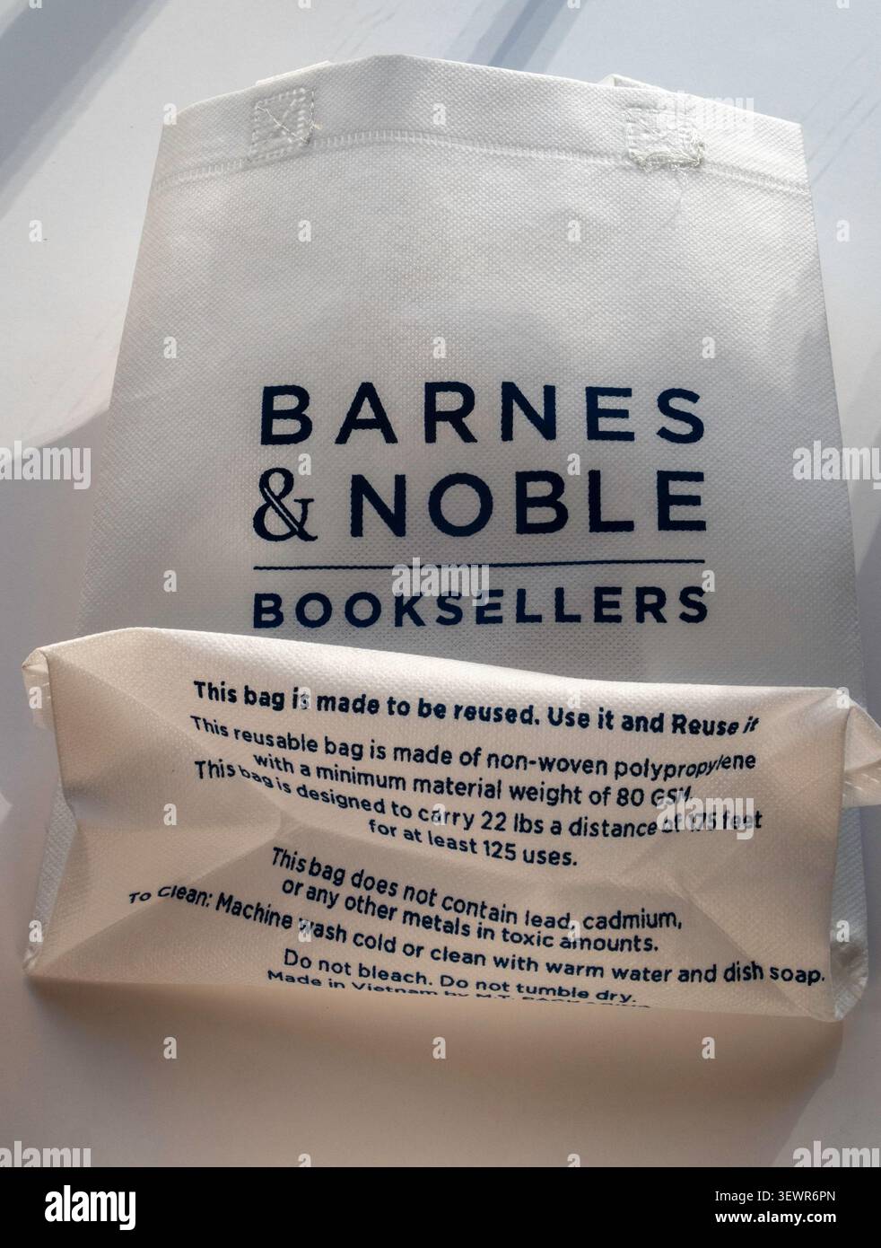 I venditori di libri Barnes & Noble utilizzano sacchetti riciclabili riutilizzabili con acquisto, 2026, New York City, Stati Uniti Foto Stock